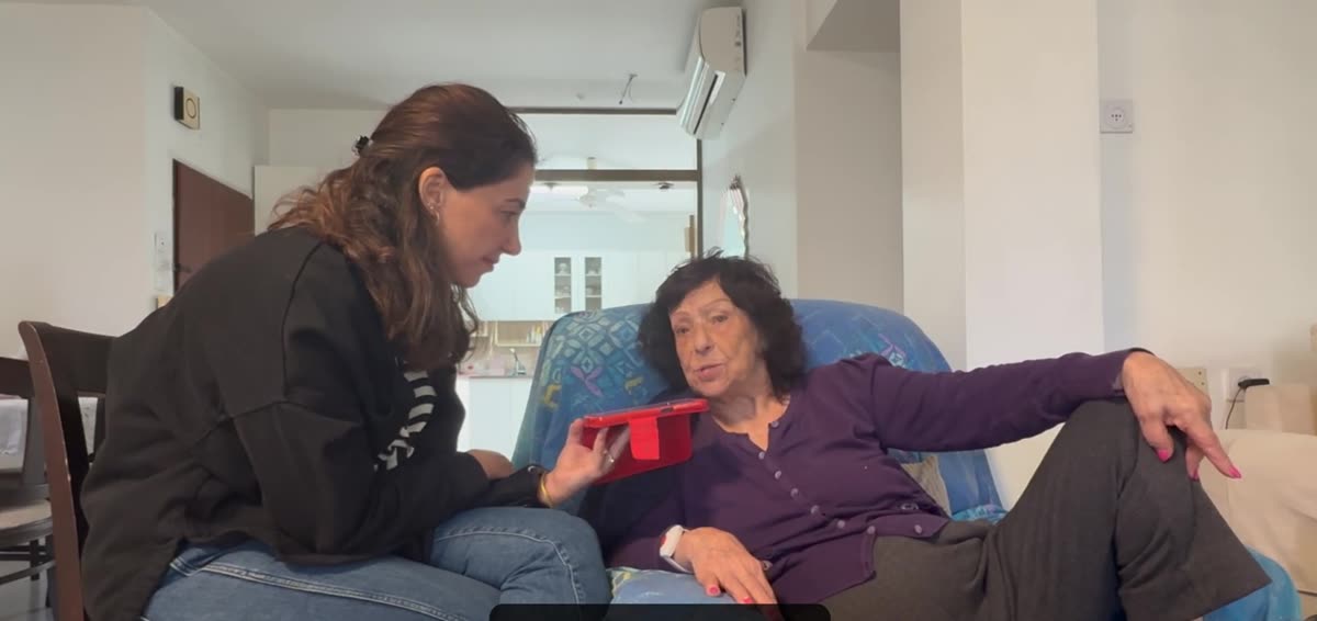 מורן וסבתא בשיחה עם הבוט